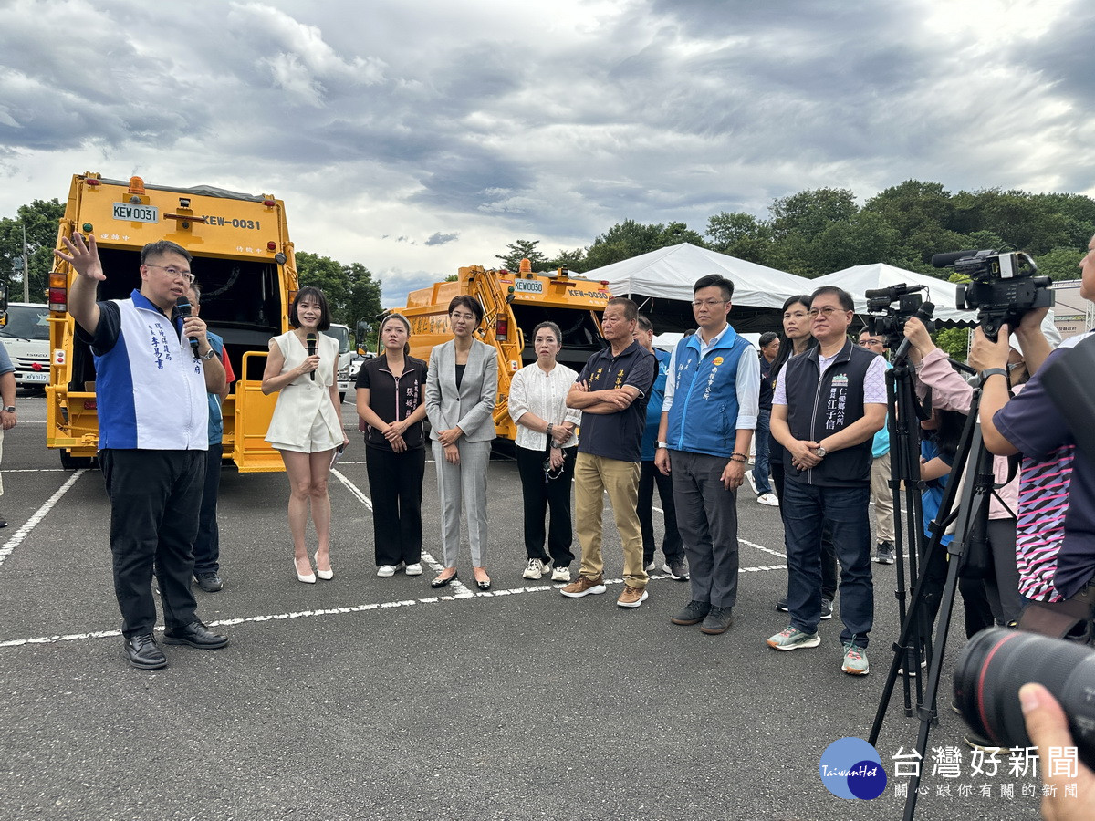 李易書局長向大家介紹新車及機具功能。（記者扶小萍攝）
