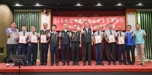 張市長與貴賓合影。