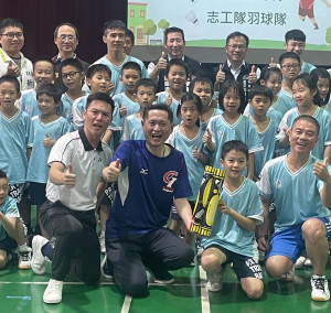 中華民國運彩公會理事長何昱奇(左2)長期贊助基層運動。