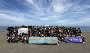 中原大學與跨校青年攜手守護海洋，在觀音草漯海岸投入淨灘行動。