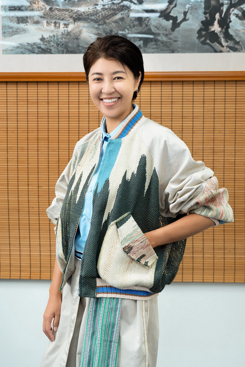 許縣長著這套服飾，在運動風格中注入山水的生命力。（原民處提供）<br />
