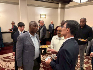 我國ICAO行動團團長、民航局副局長林俊(右）於外交酒會中與友邦代表交談。（圖／交通部民用航空局提供）