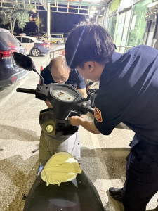 手機錢包鎖進車廂，楊梅警協助解圍。