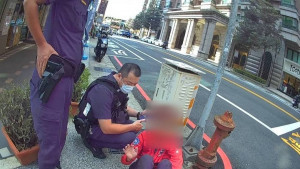 婦人血糖低路倒，蘆竹暖警伸援手。