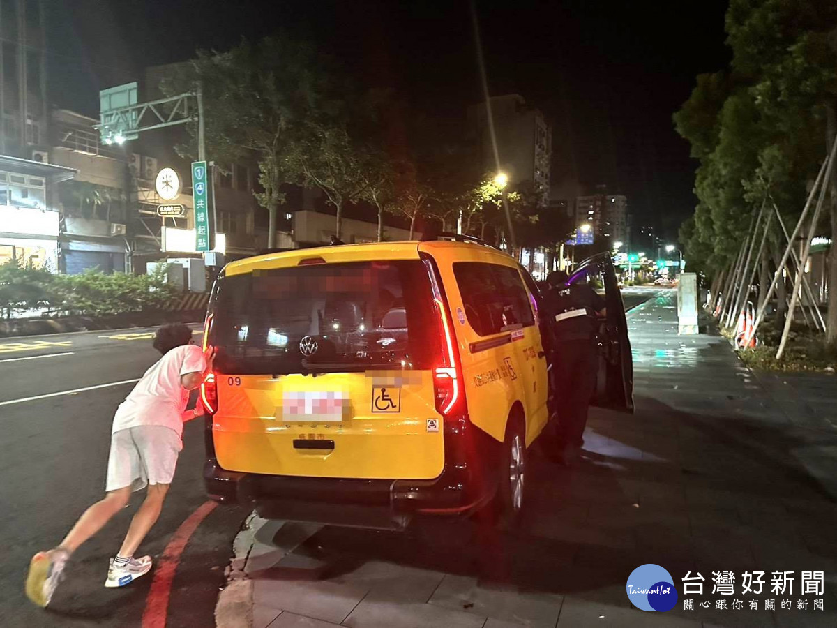 警員與熱心民眾合力將輛推至路旁安全位置等待拖吊，順利排除交通障礙。