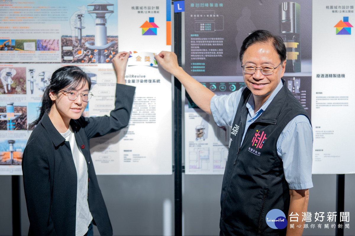桃園市長張善政出席「2025桃園設計獎」頒獎典禮與獲獎同學互動。