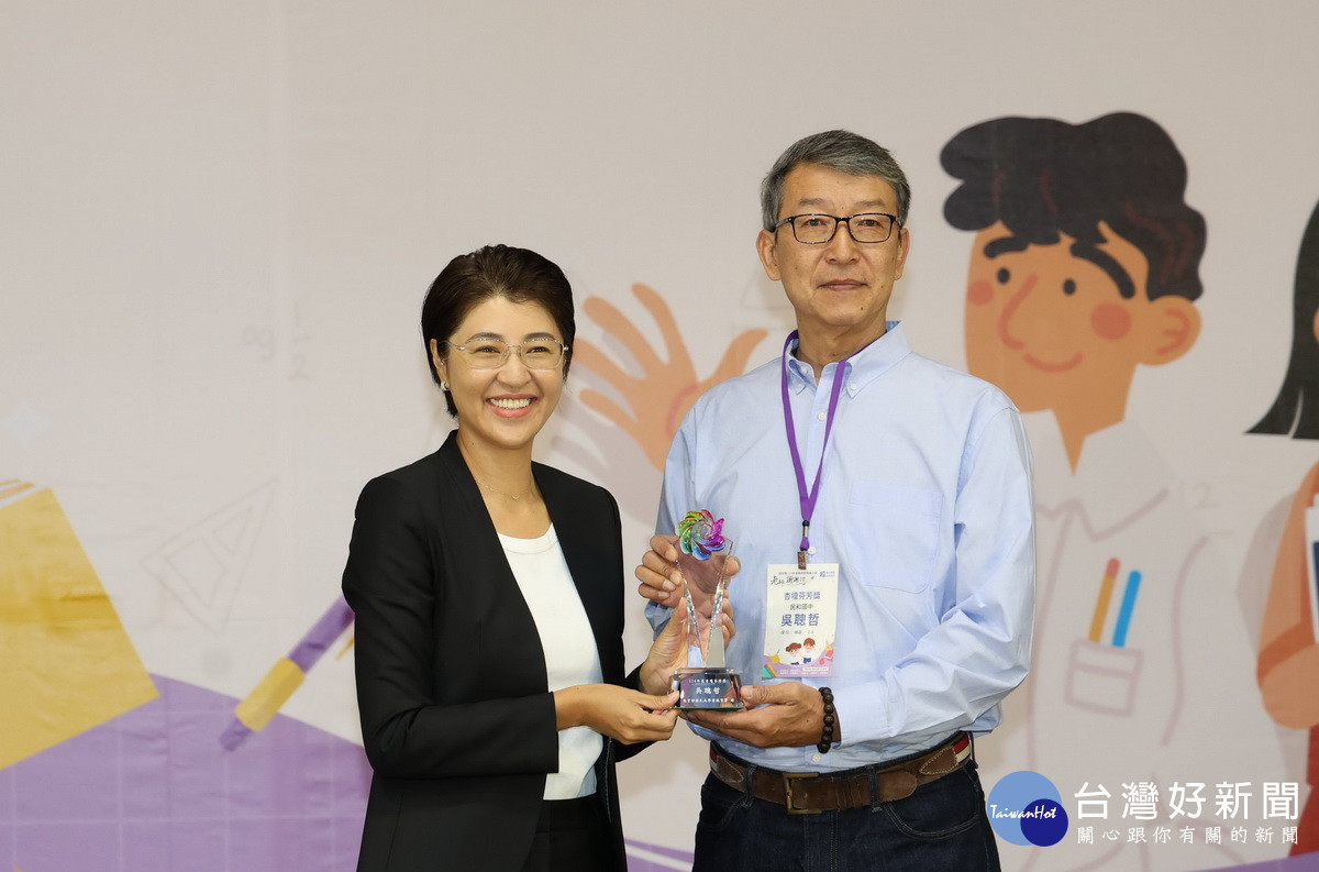 民和國中教練吳聰哲獲杏壇芬芳獎實至名歸。（縣府提供）