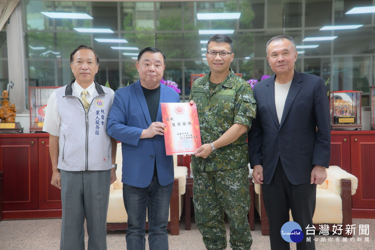 桃園市議會議長邱奕勝、副議長李曉鐘於秋節勞軍活動中，致贈受贈單位加菜金。。<br />
