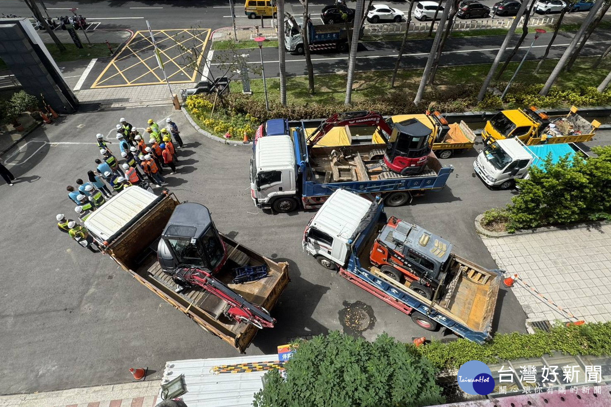 針對花蓮馬太鞍溪堰塞湖潰堤重創光復鄉，桃園市政府於第一時間集結人員機具前往花蓮協助救災。