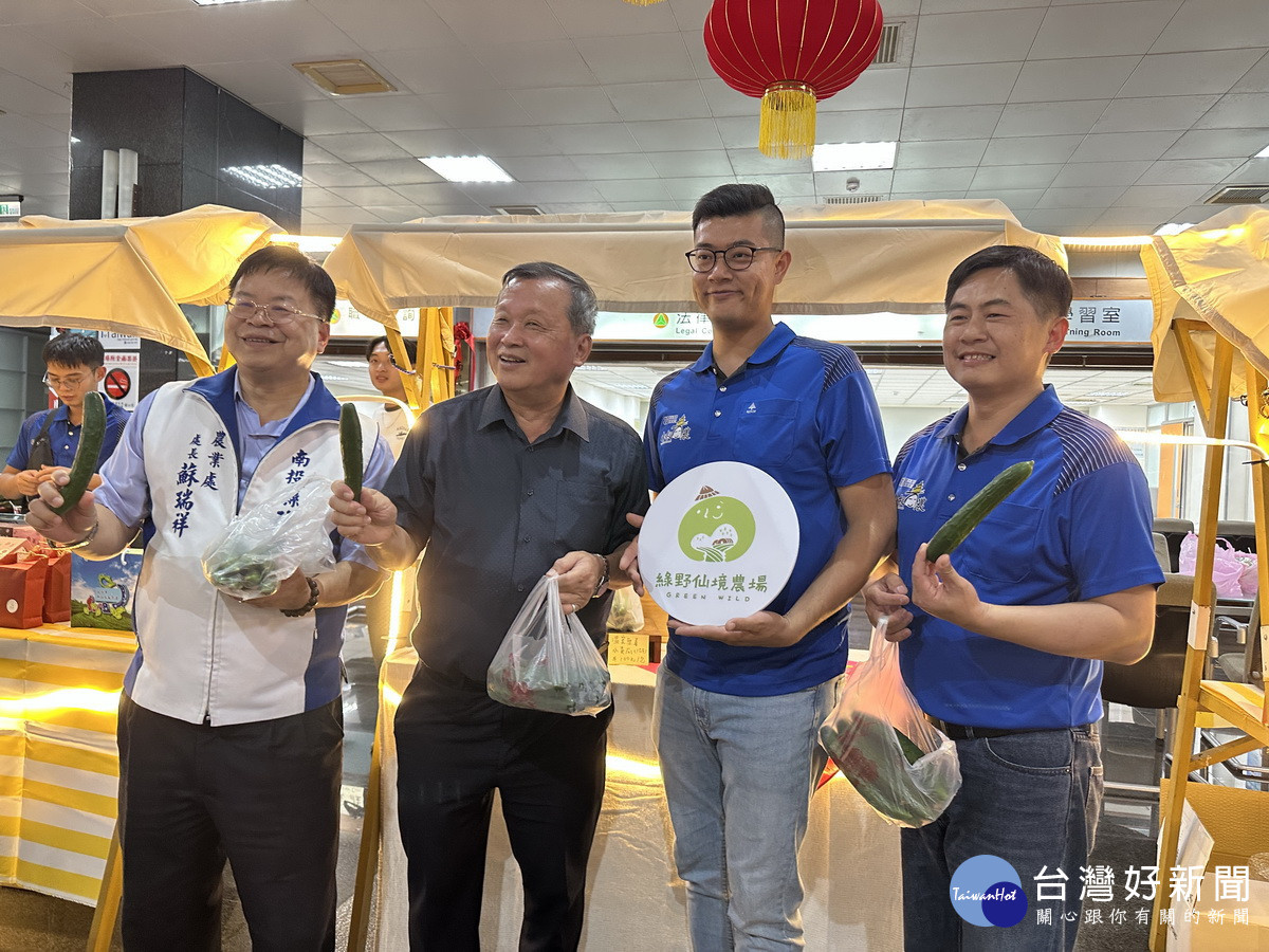王副縣長到各攤位巡禮並選購。（記者扶小萍攝）
