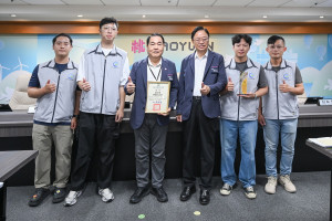 桃園市長張善政接受水務局呈獻「內政部國土管理署評核」績優獎項。