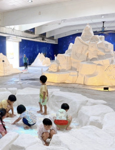 小朋友在《一見雙雕藝術季》展區體驗互動樂趣