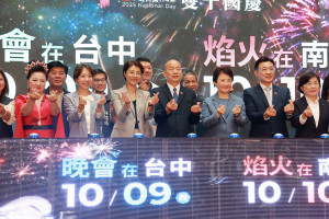 立法院韓院長偕江副院長及盧市長許縣長等舉行國慶記者會。（縣府提供）