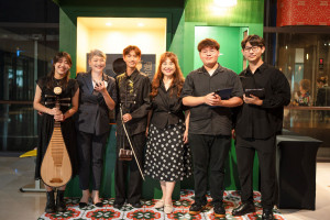 表演者與總經理温嘉儀(左二)合影