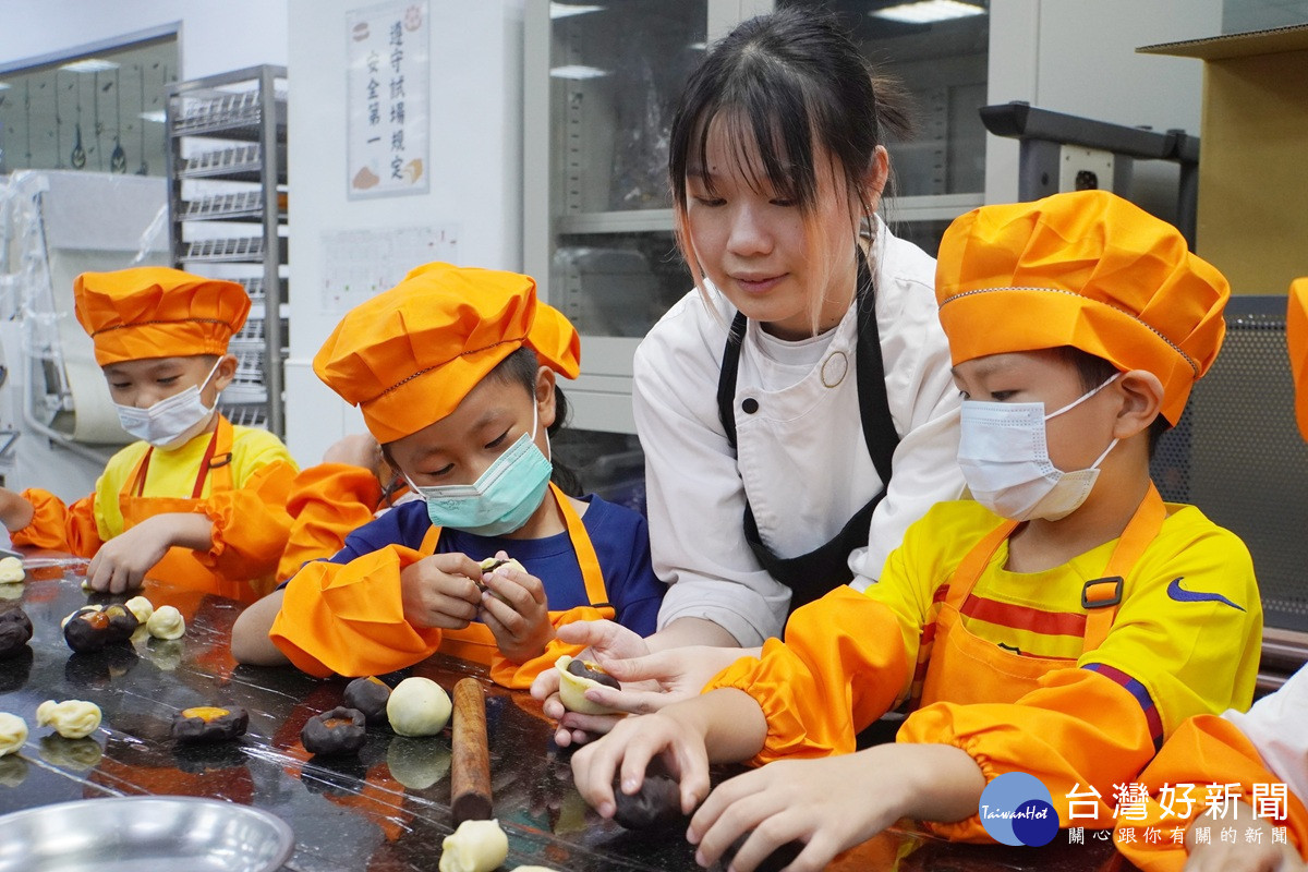 大葉舉辦中秋月餅製作體驗   帶領小朋友開心體驗蛋黃酥製作
