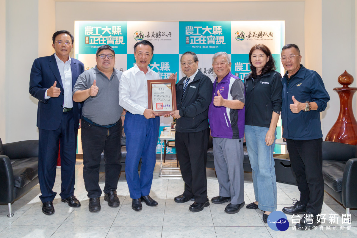 丹娜絲颱風及0728西南氣流豪雨重創嘉義縣，小英之友會全國總會長顏志發今24日捐贈縣府69萬1000元用於重建工作／嘉縣府提供