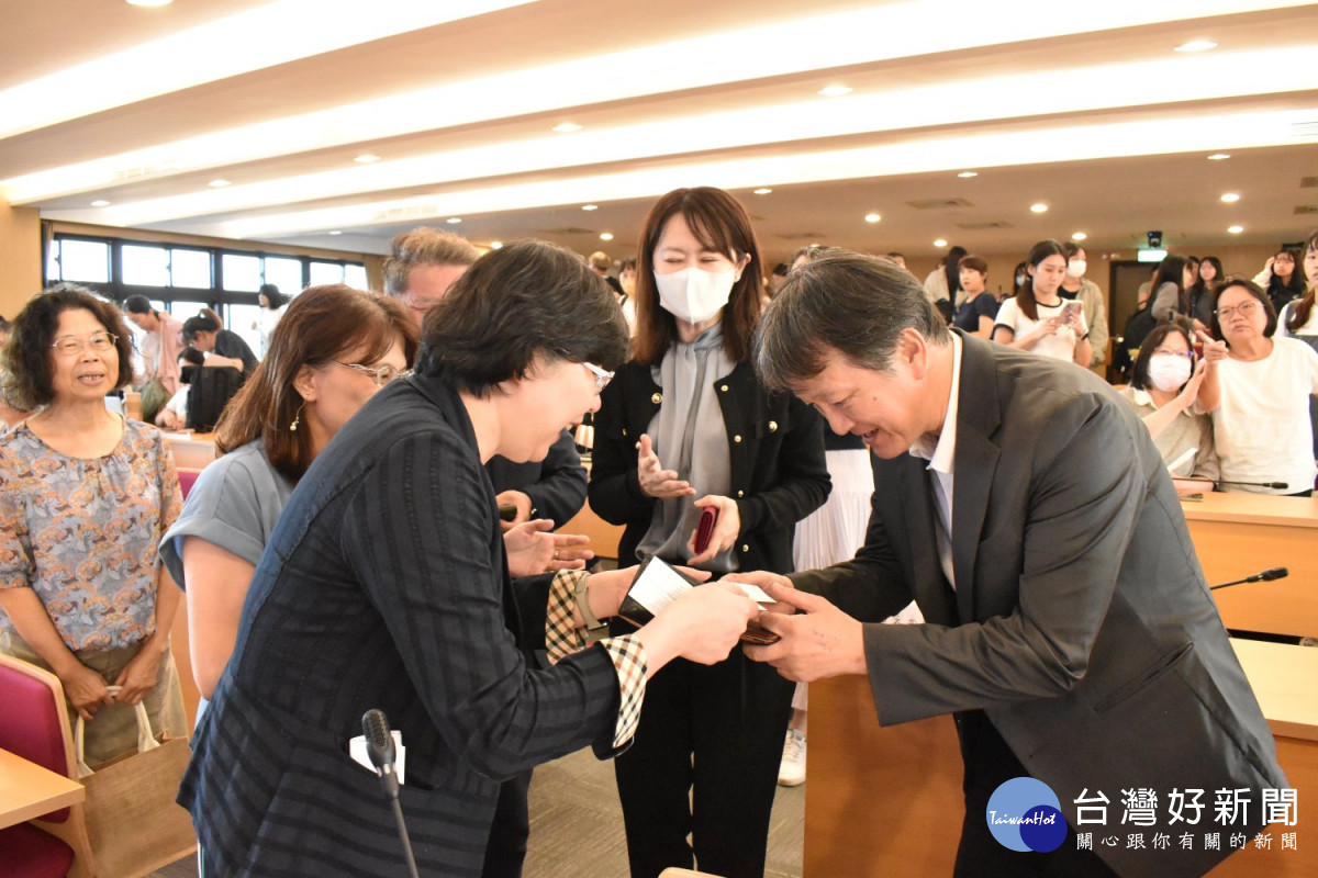 研習活動尾聲，長庚科大師長們與關西銀髮服務協會、綠之園健康事業展開友誼交流