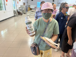 為協助受災農戶佳和農化免費提供植保資材「磷保75」給南部農友