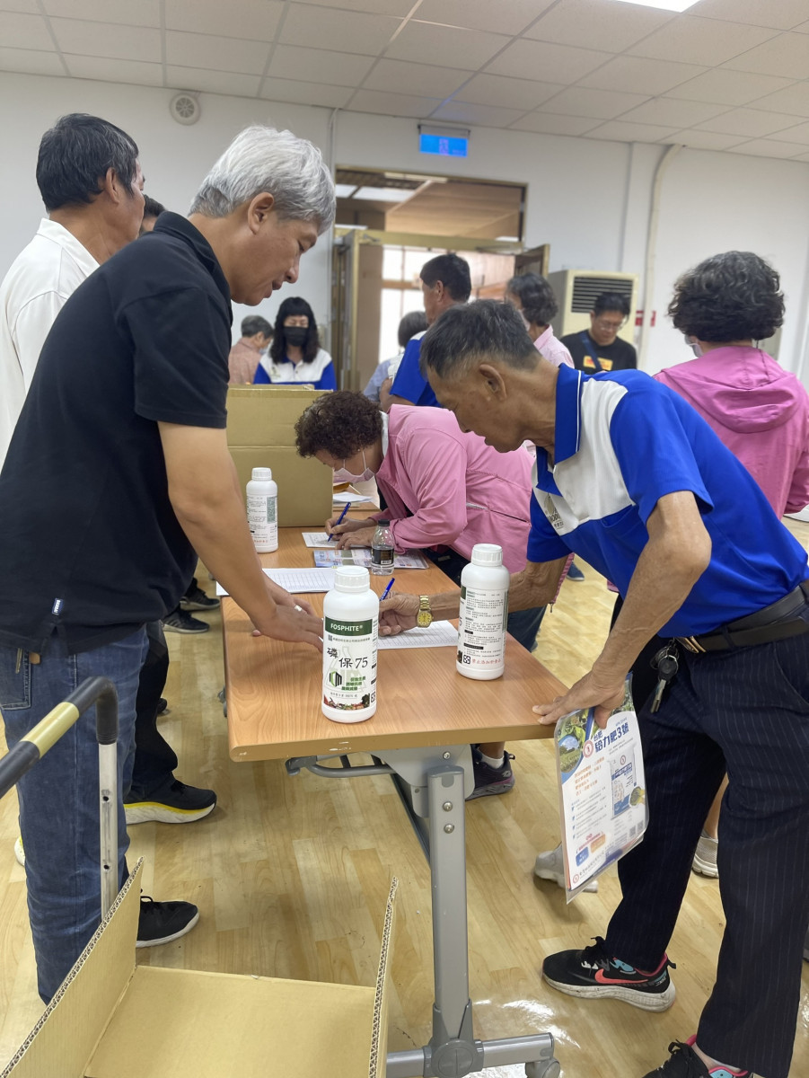 為協助受災農戶佳和農化免費提供植保資材「磷保75」給南部農友