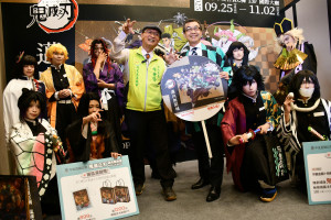 林世賢市長和中友台中店店長陳俊華一起為該店《鬼滅之刃》與《膽大黨》雙重快閃店造勢。圖／記者鄧富珍翻攝