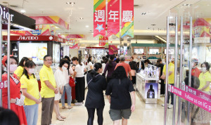 人氣就是買氣，豐原太平洋百貨周年慶開店人潮滾滾。