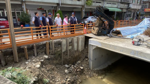 立委楊瓊瓔及市議員賴朝國會勘砌石護岸改建箱涵暨道路拓寬工程進度。