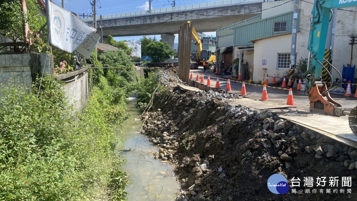 潭子區中山路一段 386 巷砌石護岸改建箱涵暨道路拓寬工程已達53%。