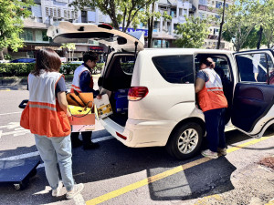 展望會台南中心社工整備物資進入花蓮光復災區協助救援。