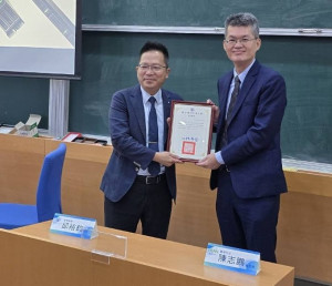 陽明交大管理學院院長邱裕鈞教授(左)致贈感謝函予廣盛科技，由陳志鵬執行長(右)代表接受。
