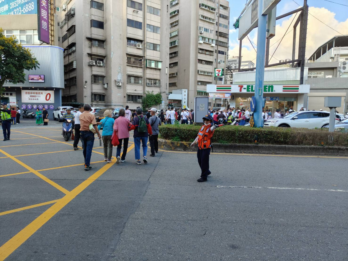 教師節連假出遊車潮湧現，桃警啟動交通疏導機制確保市民平安順暢。