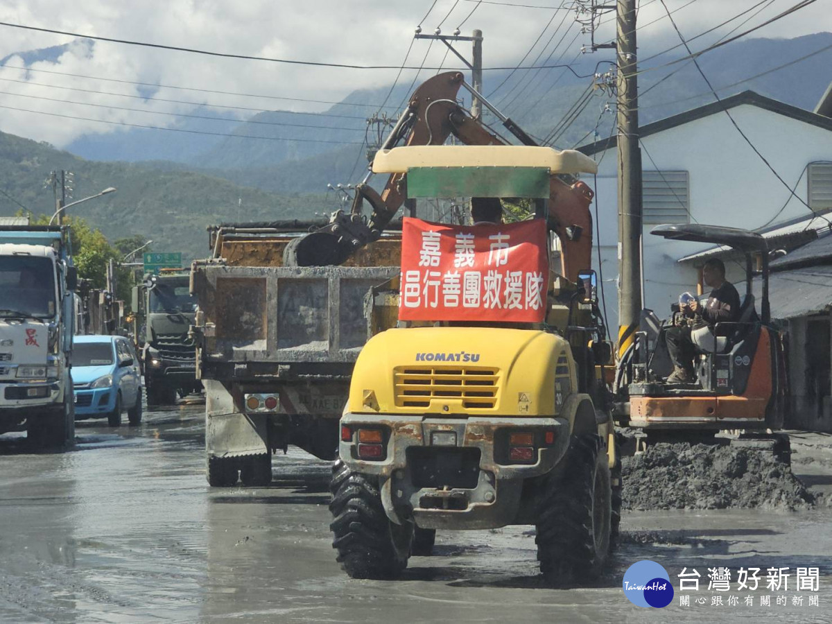 嘉邑行善團集結數十部車輛及大型機具趕往花蓮縣光復鄉救災／嘉邑行善團提供