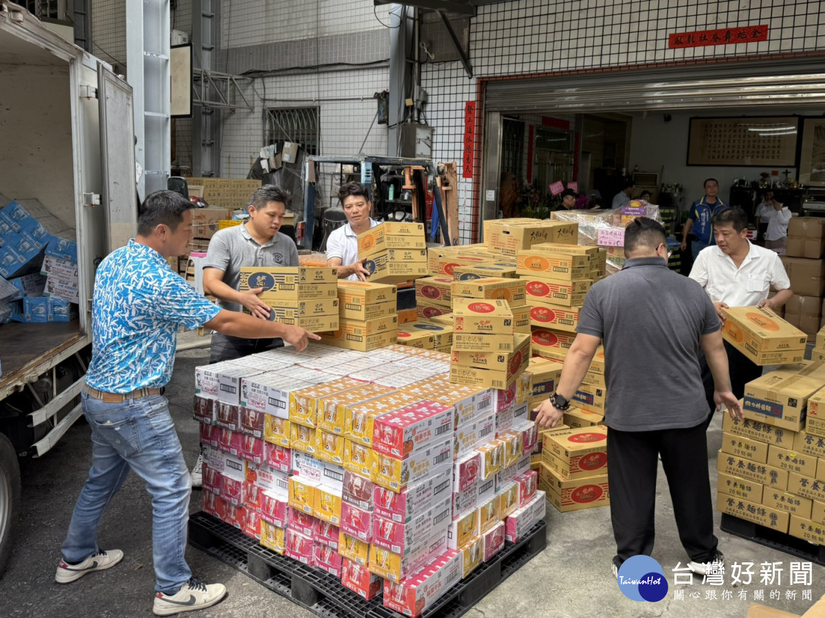 台中市平地原住民市議員吳建德與市議員吳呈賢動員數十名志工協助搬運近千箱物資。