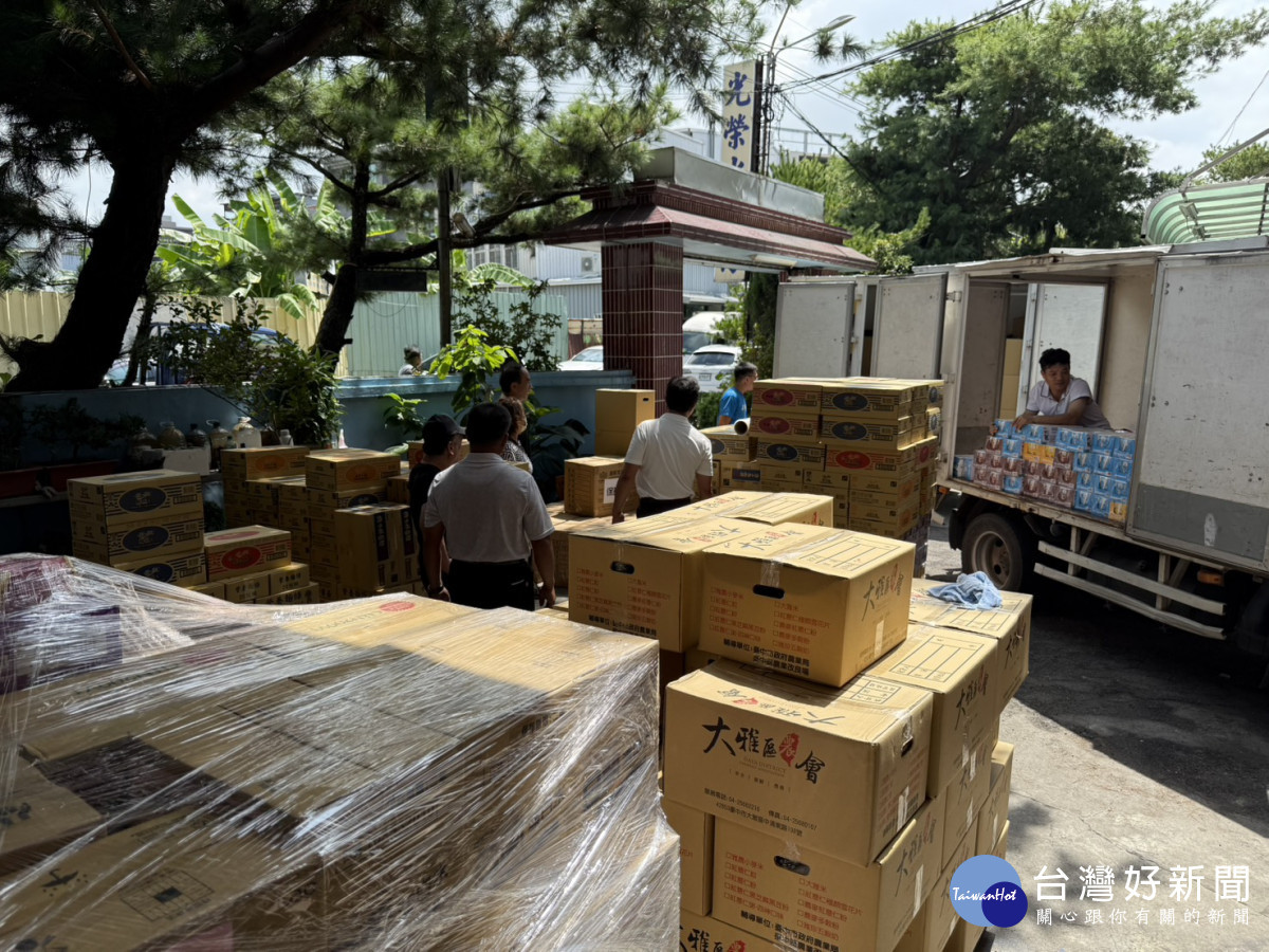 物資包含白米、麵條、泡麵、罐頭、保久乳、礦泉水及睡袋等災民最需要的生活用品。