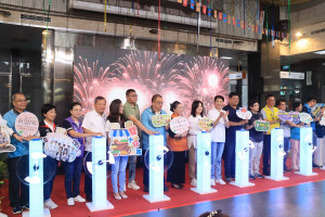 許縣長與來賓歡迎全國大眾來南投喝好茶賞焰火。（記者扶小萍攝）