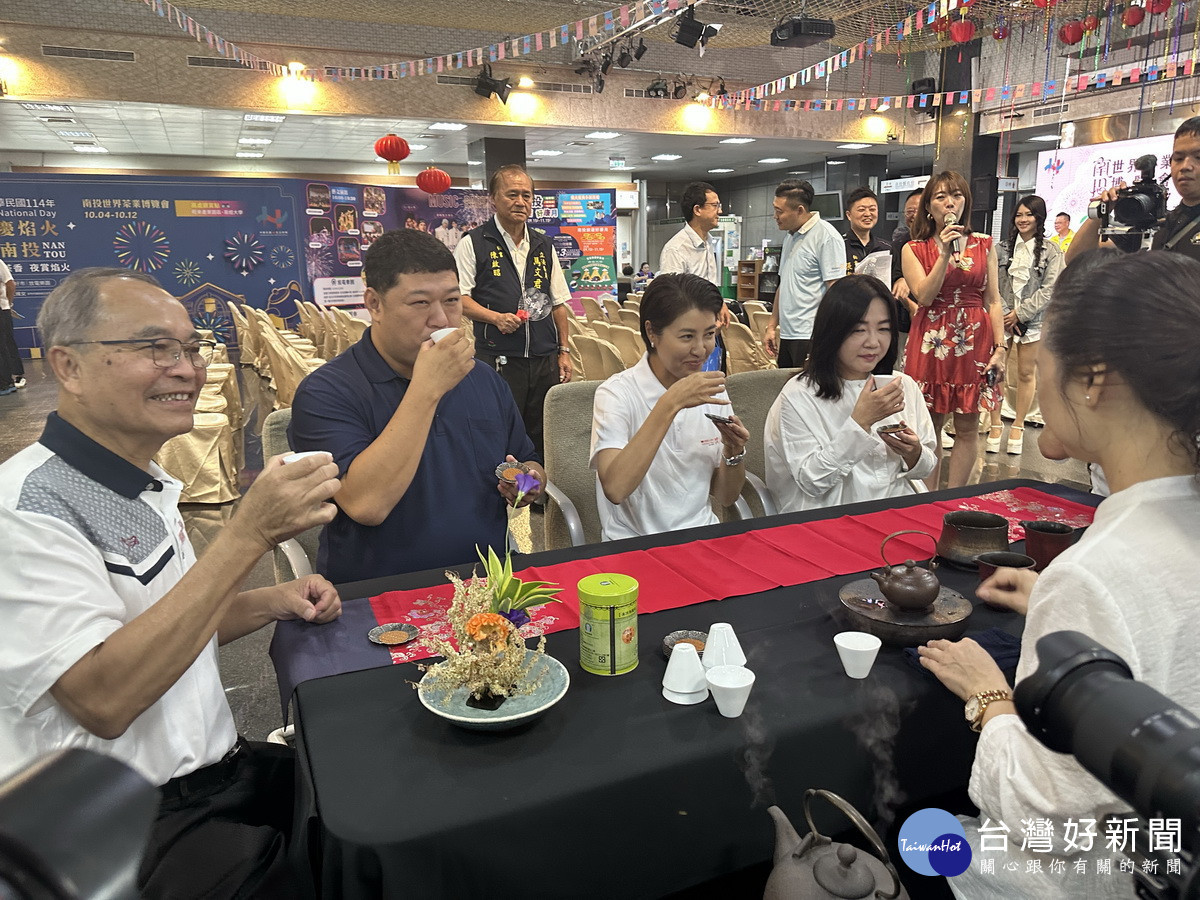 游立委許縣長馬立委歡迎大眾來品好茶。（記者扶小萍攝）