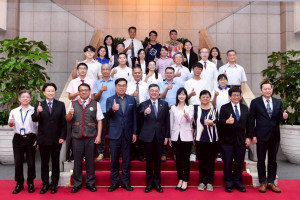 行政院舉辦「淨零綠領人才培育」合格證明典禮，卓榮泰授證全台22位代表。