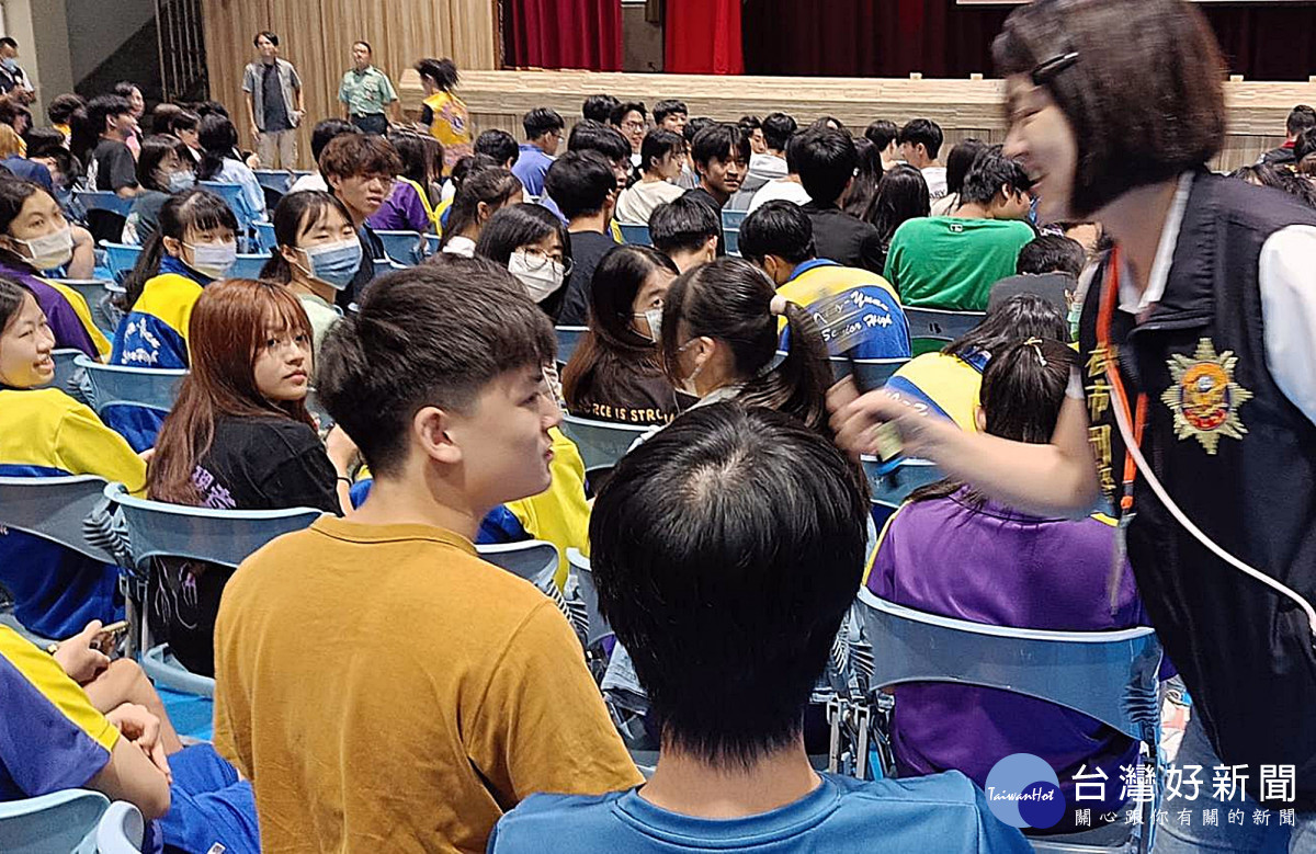 陳婷婷警官利用有獎徵答方式拉近和同學間的距離