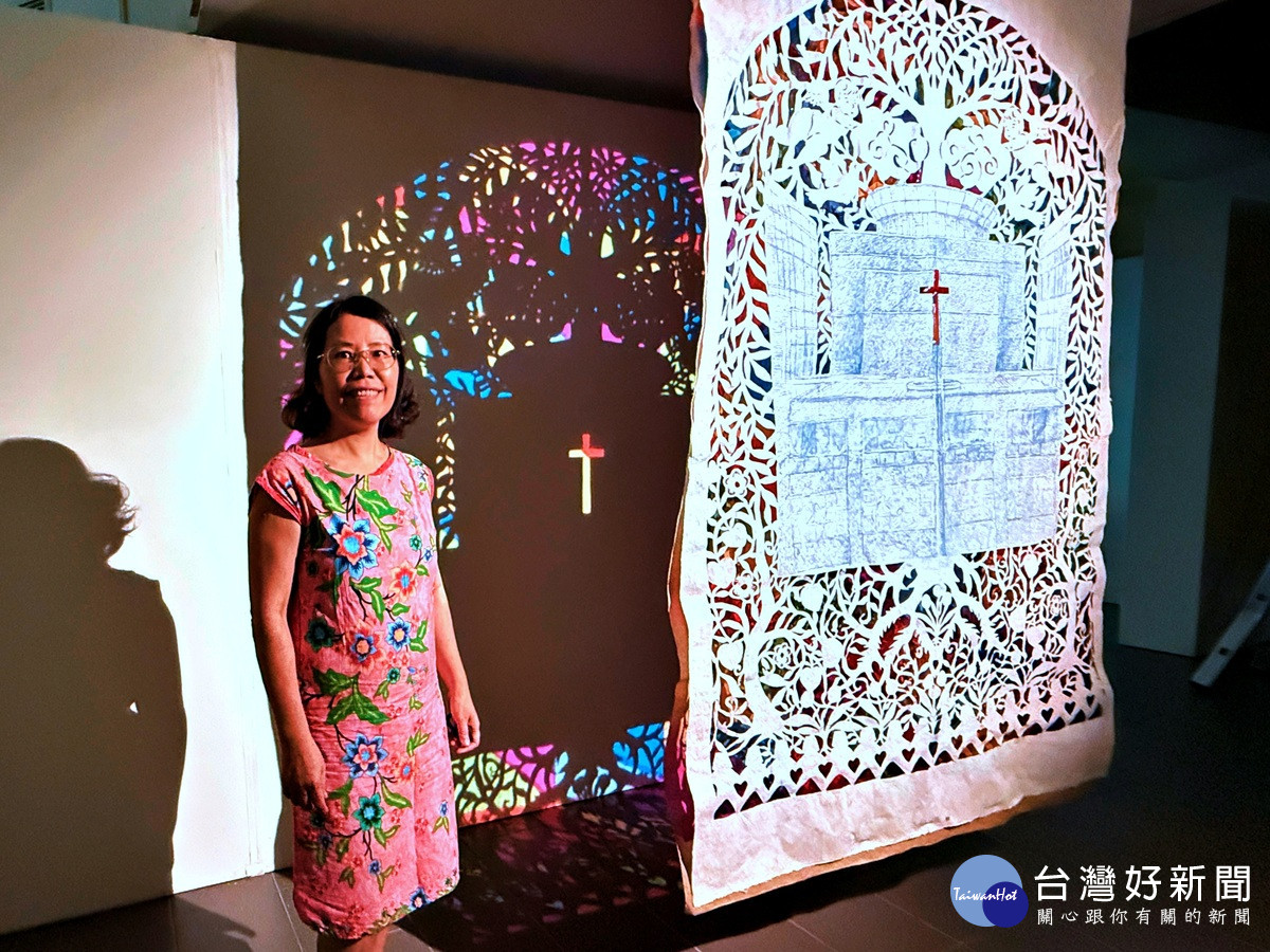 藝術家張瑞頻為中原70校慶創作《天圓地方》，以構樹皮與彩色玻璃紙展現環保永續之美。