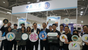 桃園市長張善政(前排左3)與中原大學參展團隊合影，肯定中原長年深耕扶植新創的努力。