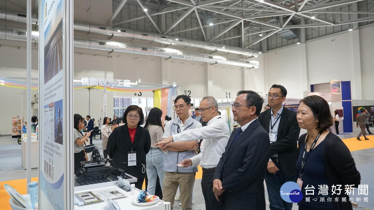 桃園市經發局副局長陳炳仲到場與「加加減減」企業交流互動。