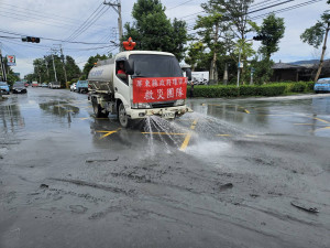 無畏路遙與泥濘　屏東縣救災團隊協助環境復原