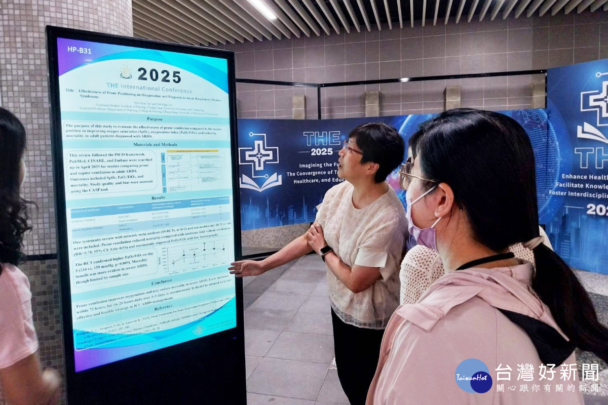 研討會場外展示了143篇電子海報（e-Poster）摘要論文，吸引師生閱覽討論