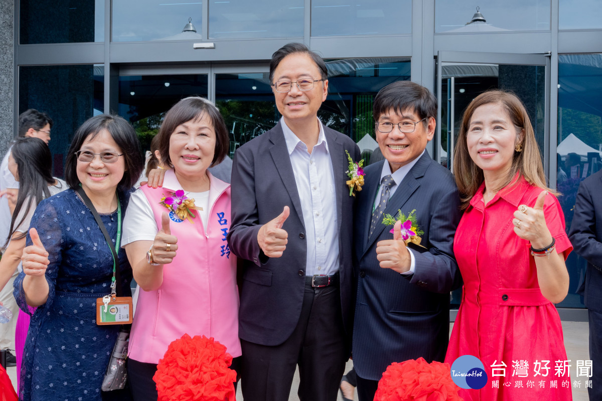 張市長與貴賓合影。<br />
<br />
