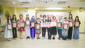 杜局長及曾處長頒贈參展人感謝狀。