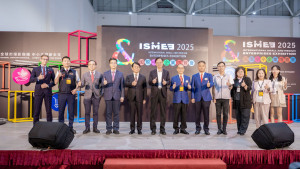 桃園市長張善政出席「2025國際中小企業博覽會」 與貴賓合影。