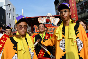 南瑤宮遶境巡角主委林世賢市長扶開基三媽鑾轎起駕囉！。圖／記者鄧富珍翻攝