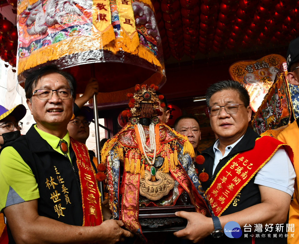 起駕前遶境主委林世賢市長與遶境大總理賴金鐘之子賴志峰恭迎開基三媽。圖／記者鄧富珍翻攝