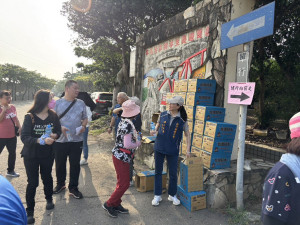 勞工朋友大手攜小手，扶老攜幼，走出戶外舒展身心。