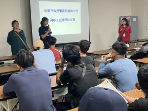 楊梅警入工廠宣導提升移工反詐騙、交安觀念。