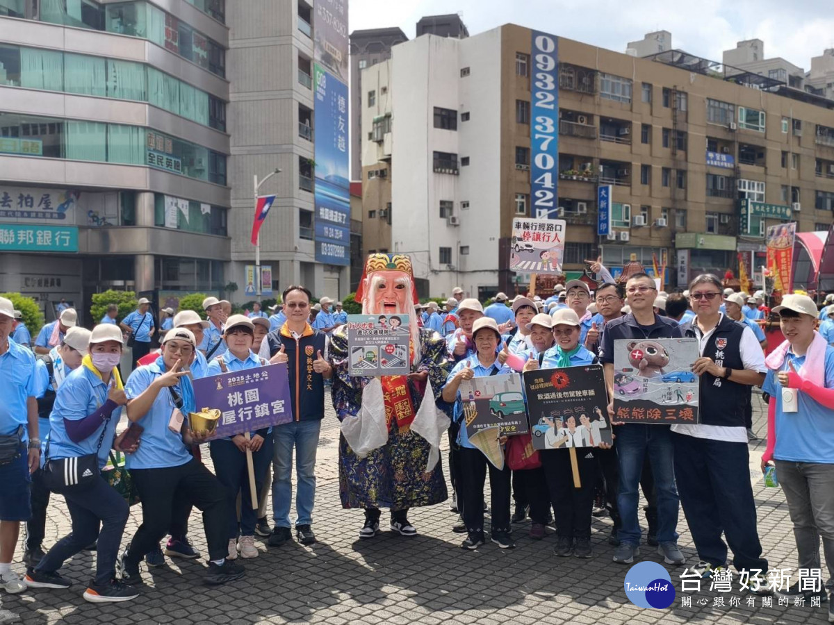 桃園市交通警察大隊、桃園分局結合做交通安全宣導，預告10月1日起進行「取締酒駕大執法」。